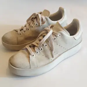 Stan Smith Mocka rosabeige stl 40  Fint skick! Inte mycket använda, lite smuts på mockadelen men går säkert att få bort med lite kärlek!