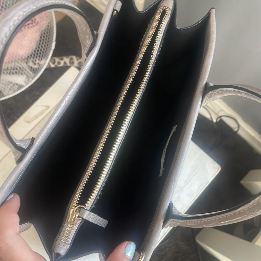 Jag säljer nu min grå/lila skinnväska då jag aldrig har använt den. Perfekt för att ta med vardagliga prylar!❤️ Pris kan diskuteras men säljer för högst 30kr. Accessoarer.