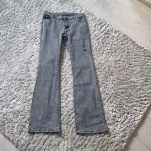 Ett par fina helt nya jeans!💓, andra bilden så har dom en liten detalj med dom ska se ut så🫶🏻Ny pris: 280!