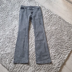 Gråa botcut jeans - Ett par fina helt nya jeans!💓, andra bilden så har dom en liten detalj med dom ska se ut så🫶🏻Ny pris: 280!
