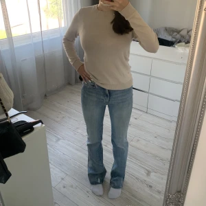 Jeans - Säljer dessa fina jeans från Cubus då de tyvärr inte kommer till användning. Använda väl men bra skick, endast små defekter längst ner på benen 💕 jag är 163 cm