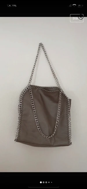 Tiamo väska - Jättefin väska i den beiga färgen som är lite svår att hitta om man vill köpa, inga skador, jättebra för skolan, både böcker och skoldator får plats. Kan hämtas i Örebro eller fraktas 