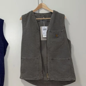 Carhartt väst - Ny Carhartt väst i storlek S. Den är lite oversize och sitter fint. Aldrig använd så är i bra kondition. Den är även lite ljusare ön vad den verkar i bilden. Köpt från sneakersnstuff för 1899kr  priset är förhandlingsbart