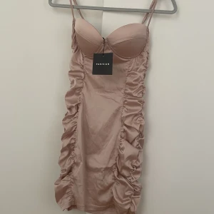 Klänning  - Oanvänd klänning, lappen sitter kvar. Älskar den meeen får inte användning för den:/