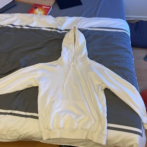 Vit hoodie Carlings  - Säljer denna hoodien köpt på carlings. Använd några få gånger. Storlek S. Orginalpris 550kr