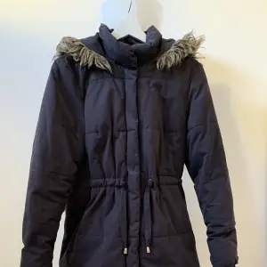 2nd hand blue winter coat in good condition. It has a zipper. Mid-thight size, I’m 163 cm and normally wear 36. 