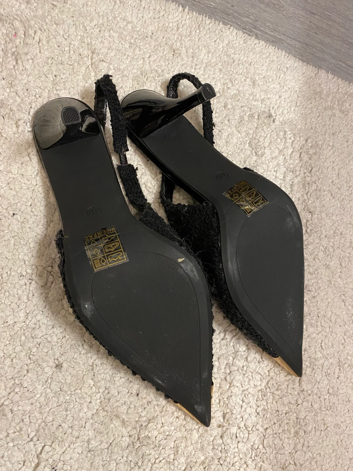 Helt nya skor med guld-tå - 90