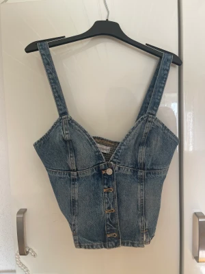 Zara jeanstopp  - Så fin OANVÄND zara topp! Slutsåld. Skriv för frgor/ prisförslag.