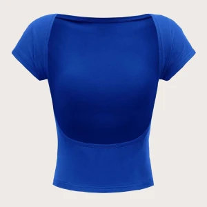 T-shirt  - Säljer denna t-shirten med öppen rygg då den aldrig kommer till användning, bra skick då den aldrig är använd