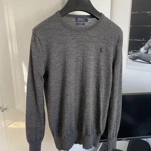 Ralph lauren merinoull tröja - Tja! Jag säljer nu min skitsnygga Ralph lauren tröja i 100% merinoull. Storleken är S men passar mer XS. Tröjan är i utmärkt skick utan några defekter. Nypris 2200kr. Mitt pris 475kr. Tveka inte på att skriva till mig vid frågor och funderingar!