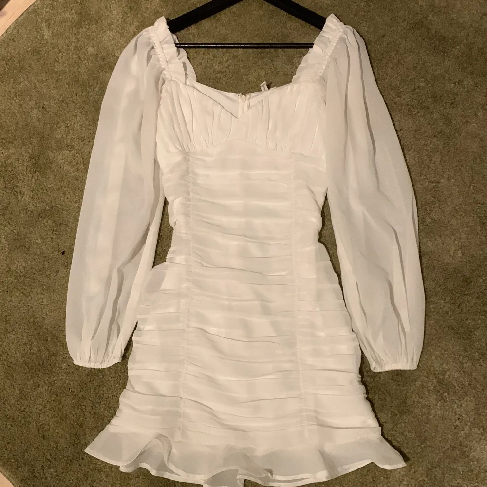 Jättefin vit klänning från Nellie som endast använts på min konfirmation i storlek 34🤍Fint skick 🌷 kontakta mig jättegärna vid frågor eller använd köp nu! Köptes för 400kr. Klänningar.