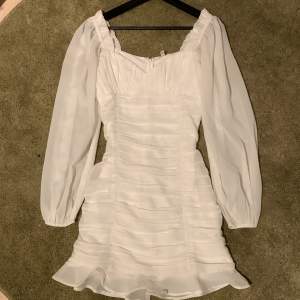 Jättefin vit klänning från Nellie som endast använts på min konfirmation i storlek 34🤍Fint skick 🌷 kontakta mig jättegärna vid frågor eller använd köp nu! Köptes för 400kr