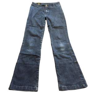 Unika jeans från lee! Högmidjade i 70tals stil utan fickor! Midjemått 67,5cm Innerbenslängd 73cm
