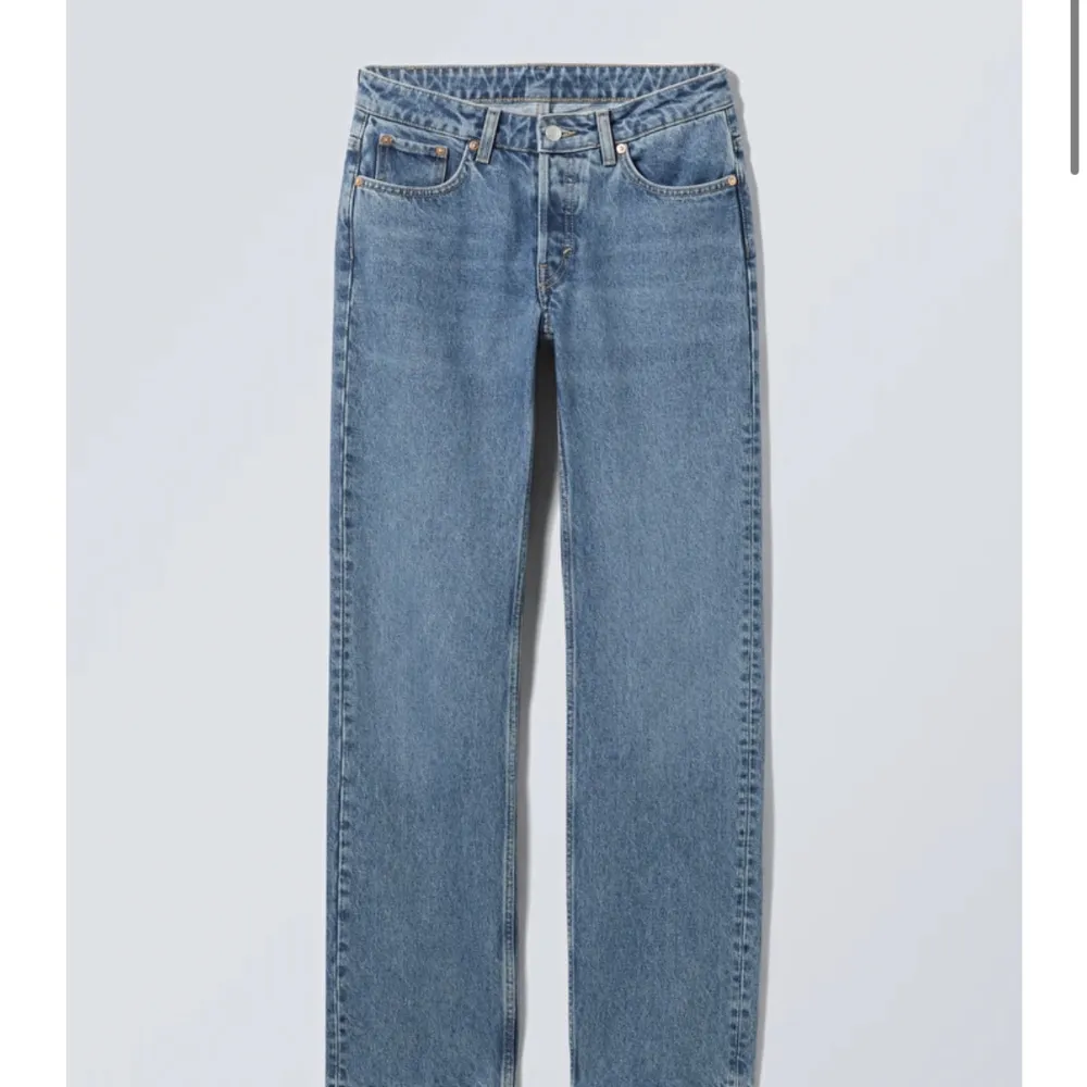 Snygga jeans från weekday! Nästan helt oanvända bara testade! Köpte för 590kr!! Fynda💕💕. Jeans & Byxor.