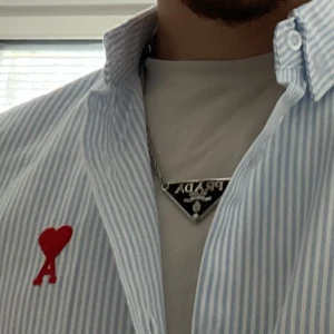 Prada halsband - Intressekoll för detta repurposed Pradahalsband gjort från loggan på en Pradaväska. Osäker vad den kan gå för så kom gärna med bud.