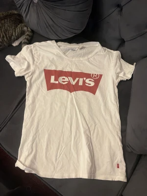 Levis tröja  - Säljer denna tröjan då jag inte använder den. 
