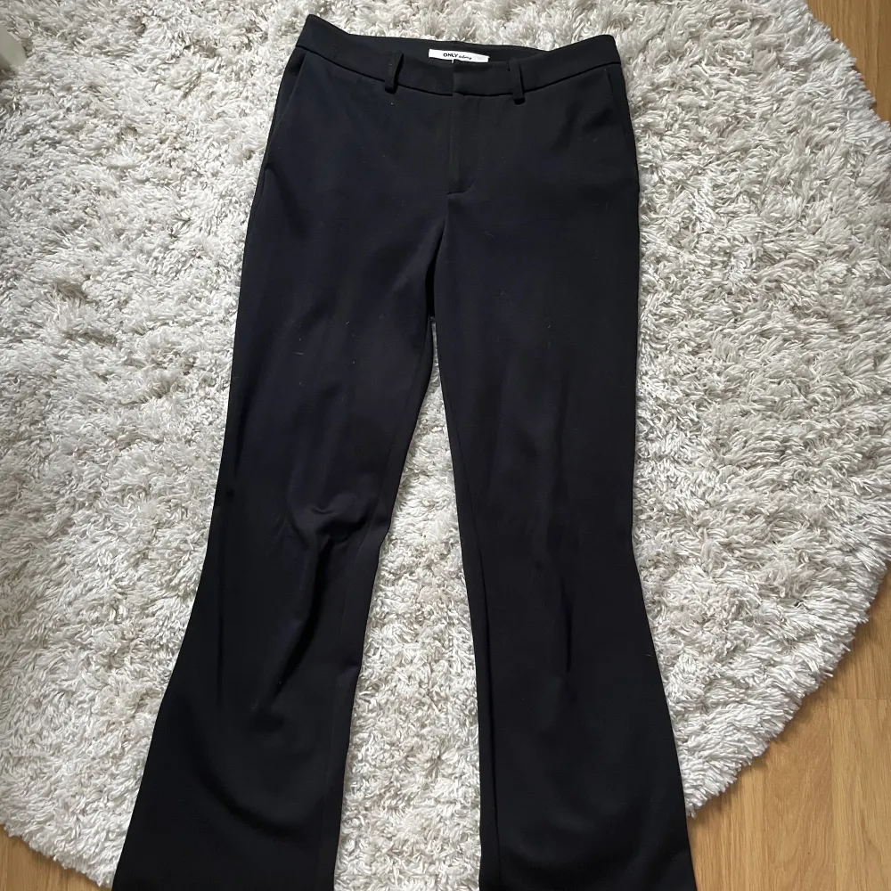 Ett par svarta kostymbyxor från ONLY i storlek 34, perfekt längd för mig som är 163 cm🤍 Säljer då jag har andra liknande byxor. Jeans & Byxor.