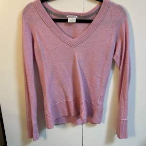 Skit fin rosa stickad tröja, den har långa ärmar. I armhålan finns ett litet hål, se bild 3. Knappt använd. 💞