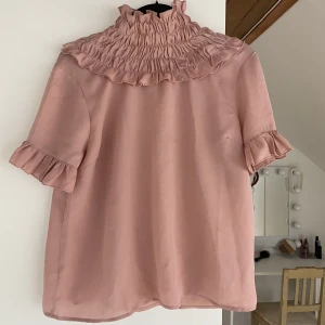 Rosa topp - Elegant rosa topp med en snygg krage! Passar så bra till lite finare tillfällen, och passar till allt!🌸