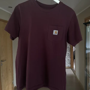 Carhartt vinröd T-shirt - T-shirt från Carhartt i fint skick. Storlek XS💕 100% bomull. Hör av er vid frågor!