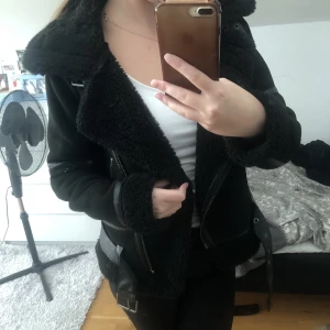 Höst jacka  - Denna jacka är använd bara ett fåtal gånger och därför är jackan i ett väldigt fint skick. Skriv om ni har några frågor eller vill ha fler bilder på jackan🫶🏻