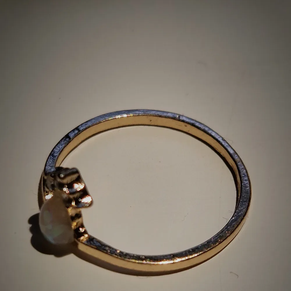 Guld ring, äkta guld från fem år sedan. . Accessoarer.