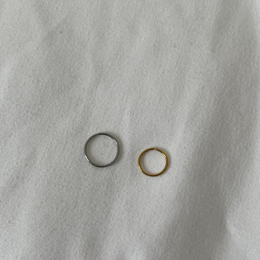 Piercing ring, helt nya och oanvända, 40kr st, 50kr inkl frakt. 90kr för båda inkl frakt! Silver: 1.2mm, 10mm diameter Guld: 1.2mm, 8mm diameter   . Accessoarer.