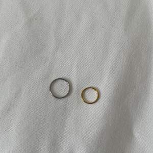 Piercing ring, helt nya och oanvända, 40kr st, 50kr inkl frakt. 90kr för båda inkl frakt! Silver: 1.2mm, 10mm diameter Guld: 1.2mm, 8mm diameter   