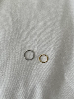 Näsring - Piercing ring, helt nya och oanvända, 40kr st, 50kr inkl frakt. 90kr för båda inkl frakt! Silver: 1.2mm, 10mm diameter Guld: 1.2mm, 8mm diameter   