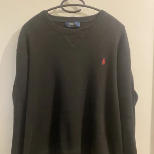 Ralph lauren sweatshirt  - En fin polo sweatshirt använd ett få tal gånger i bra skick cond 9/10 om du har några frågor e det bara att skriva!