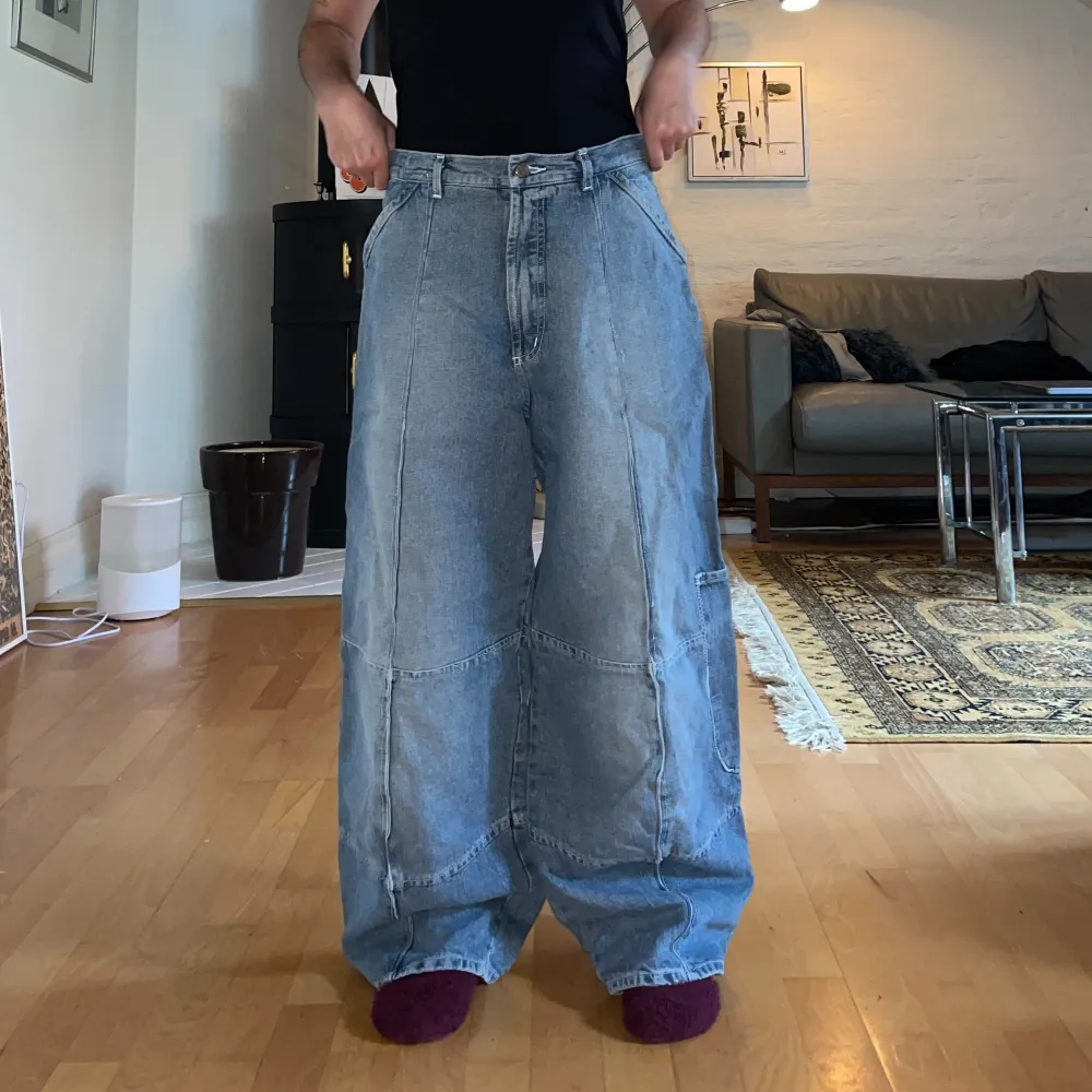 ljusa jeans från armani junior med supervida ben!! jag på bilden är 150 cm men e man längre än så kan det ju bli ett par riktigt feta jorts😋 midjemått: 82 cm, innerbenslängd: 64 cm. Jeans & Byxor.