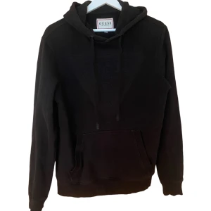 Guess hoodie  - Svart guess hoodie storlek XS sitter som S