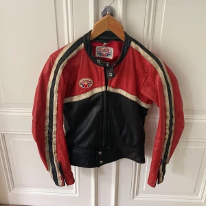 Vintage mc jacka i läder - Vintage MC läderjacka från Euro Leathers i svart och rött. Stl XS-S för tjejer. 
