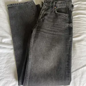jättefina svarta lowwaist jeans som endast är använda två gånger 