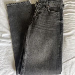 Lågmidjade jeans  - jättefina svarta lowwaist jeans som endast är använda två gånger 