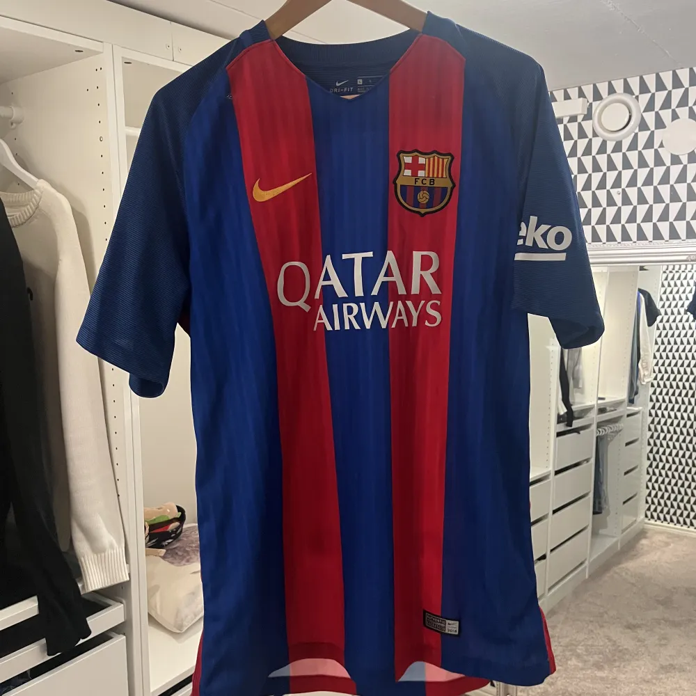 Barca kit från 16/17 säsongen, använt fåtal gånger. Storlek L. T-shirts.