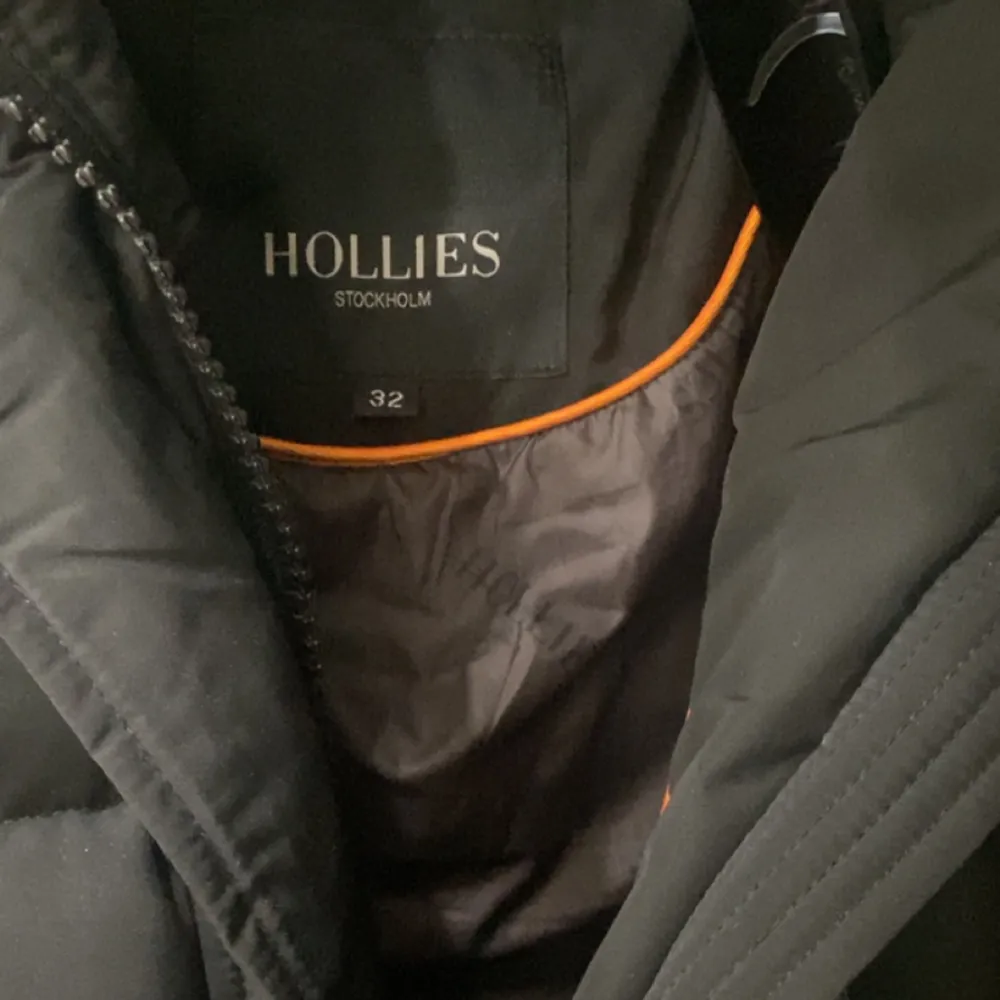 En mellan lång modell på hollies värmer väldigt mycket, med många fickor med fuskpäls i svart använd ett par gånger men ser ut som ny och värmer väldigt mycket på vintern . Jackor.