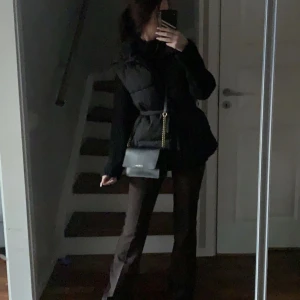 Puffer väst med knytning - Säljer min fina pufferväst ifrån bikbok som har ett band som man kan knyta i midjan! Perfekt till hösten 🖤 Storlek Xs/S passar båda Nypris 700kr