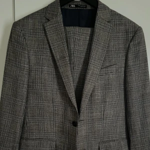ZARA KOSTYM - En fin brun randig  kostym. Byxor finns till. Byxorna är i storlek 50 och kavajen 50. Slim fit 