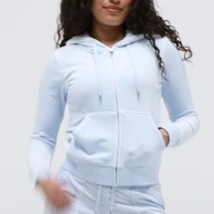 Juicy couture  - Säljer denna juicy tröjan i ljusblått! Den är i väldigt bra skick och är använd få gånger. Storlek M men är ganska små i storlek! Kostar 1,300kr originalpris och säljer för 500!🩵🩵