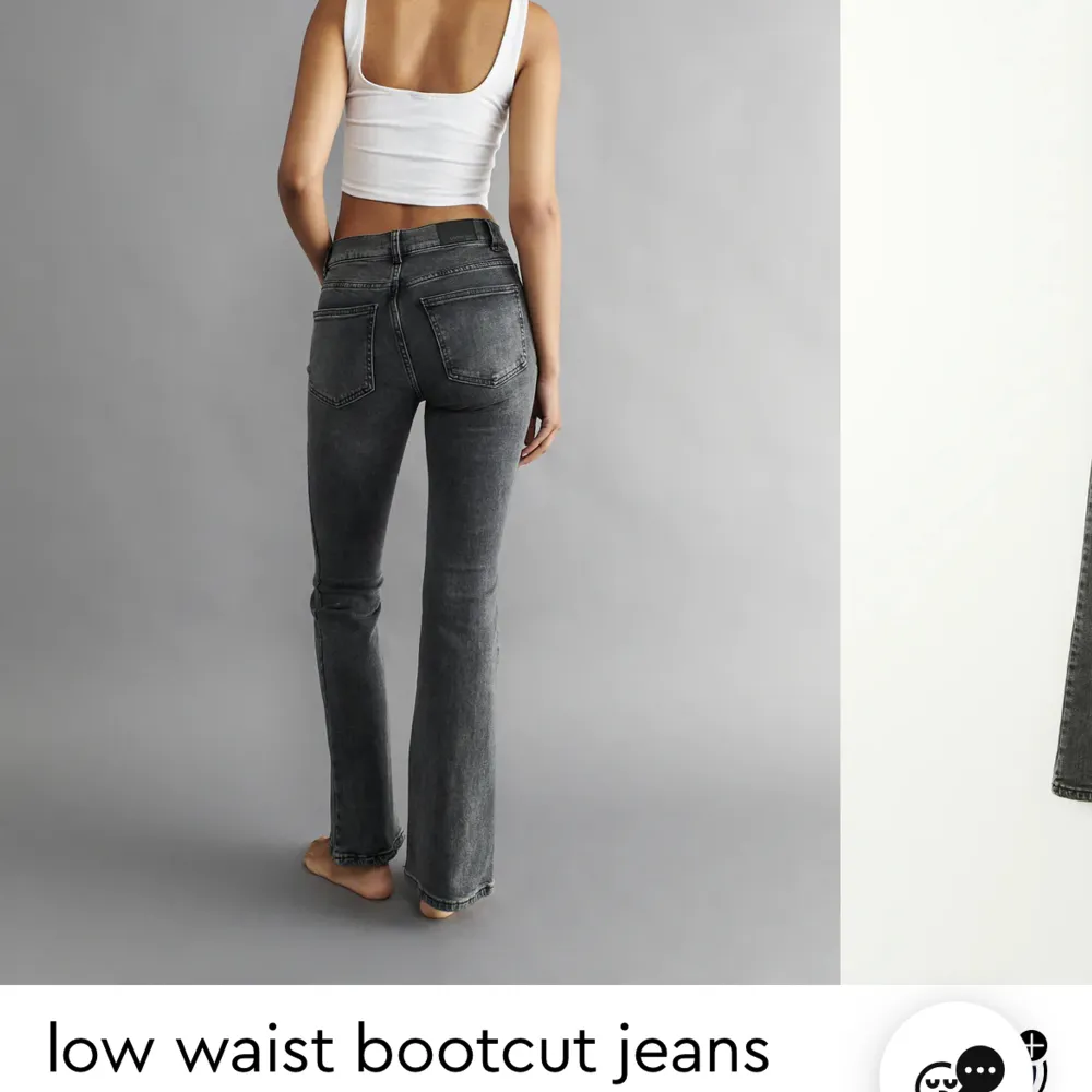 Säljer mina superfina grå low waist bootcut jeans från Gina.  Köptes i november förra året,  använda fåtal gånger så jeansen är i mycket bra skick!🩷 Nypris är 499kr och vid snabb affär kan ja tänka mig sänka priset!!. Jeans & Byxor.