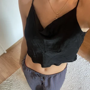 Topp - Liten siden topp från Zara med öppen rygg