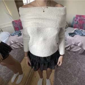 Tröja - Fin offshouldertröja som inte säljs längre och knabbt är använd, passar m-xs, andra bild lånad