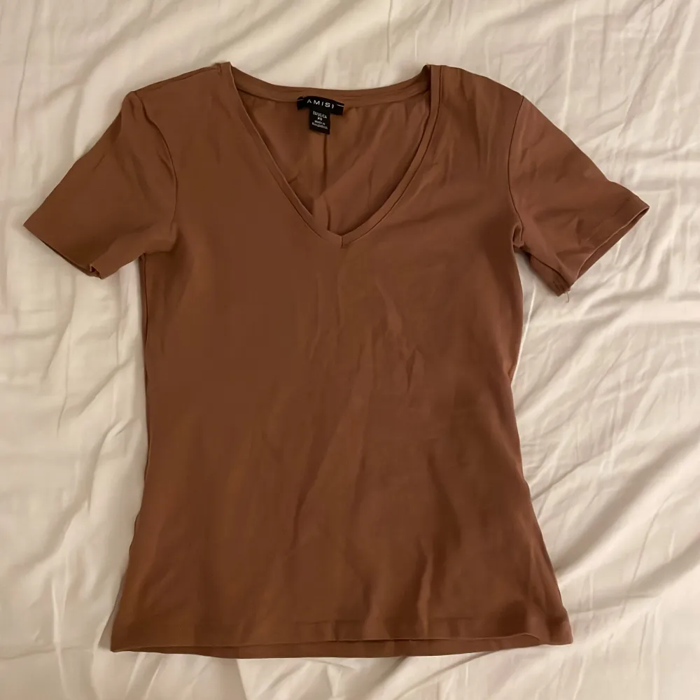 Brun tröja från New Yorker och är använd seriöst 2 gånger, väldigt skön och fin 💓. T-shirts.