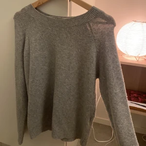 Stickad tröja - Mjukt och skönt material men kommer inte till användning längre. Skriv gärna vid frågor!