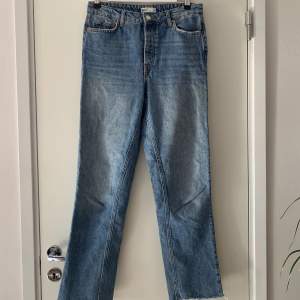 Snygga jeans från Gina i modellen straight. Fina nedtill och i storlek 36. Pris går att diskuteras!