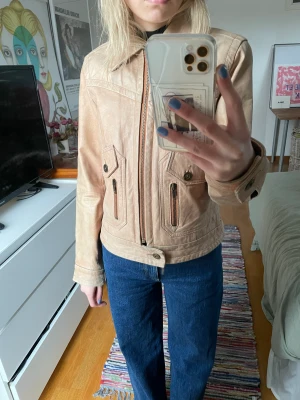 Beige läderjacka - Beige snygg läderjacka! Lite Serena van det Woodsen vibe haha! 😇🥂 Köpt secondhand, men i bra skick! 