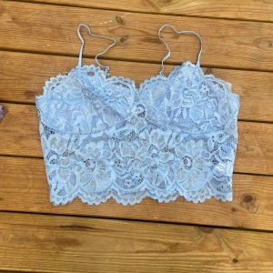 Spetstopp - Blå spetstopp från shein Aldrig använd då den va för liten för mig Köper man båda topparna får man dom för 30kr!!