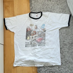 T-shirt Hellstone - En t-shirt jag köpte på Hellstone i stockholm. Trycket har blekts lite grann.. (Köparen står för frakt)