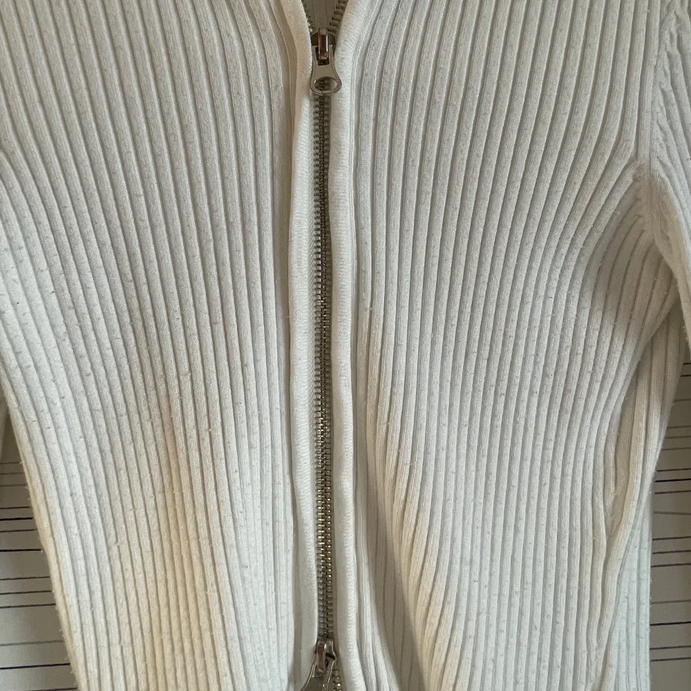 Vit zip-up tröja med krage från bikbok! Har dragkedjor åt båda hållen! Lite nopprig-därav priset annars så är den fin❣️. Tröjor & Koftor.